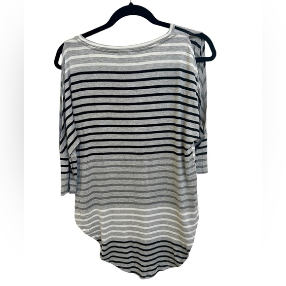 NWT! Striped Cold Shoulder V Neck Blouse in size XS - Picture 2 of 3